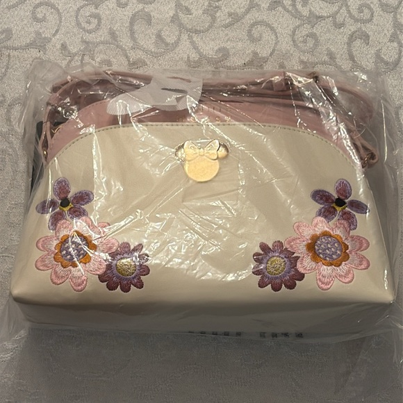 Disney’s Minnie Mouse Crossbody Bag - Picture 6 of 11